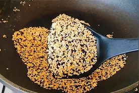 教你传统手工芝麻盐的制作方法，简单2步就搞定，香味浓郁真好吃