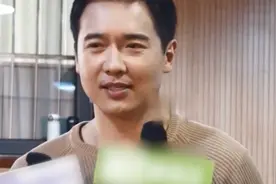 董璇前夫高云翔复出，改名字高晟晖成为制片人，接受采访笑容满面