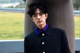 肖战最新写真曝光，一改阳光温暖风格，上演西装眼镜杀冷酷禁欲风视频封面