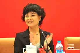 中国作协主席铁凝：媒体工作者和作家都应耐心地真正到人民中去！视频封面