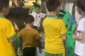 青蛙人偶被多名小朋友围堵打哭，里面是个女生全程没还手视频封面