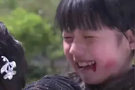钻石豪门：穷孩子搂着娃娃不松手，富小姐用脚踩，大太太来了视频封面