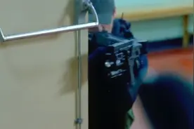 会拐弯的武器火力很猛，双人掩护漂亮战术动作交替换弹夹干掉敌人视频封面