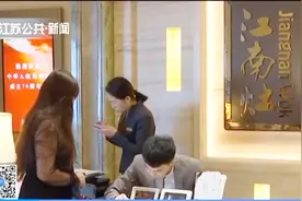 提前一年就交定金，国庆婚宴预订火爆，价格最低都要3000多元！视频封面