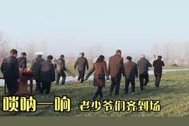 村里老人过三周年祭典，四个人抬桌子邻里爷们跟后边，这阵仗威武视频封面