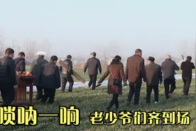 村里老人过三周年祭典，四个人抬桌子邻里爷们跟后边，这阵仗威武视频封面