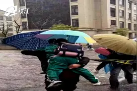 积水蹚不过去，杭州一小学门口“最美摆渡人”送孩子进校门视频封面