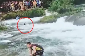 “坚持住”贵州景区一女孩落水，男子跳水施救，游客合力救出女孩视频封面