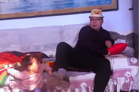 四岁女儿让爸爸闻她的鞋子，看看爸爸咋做的，真有趣视频封面