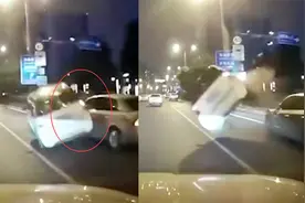 行车记录仪：小轿车强行并线将电动汽车顶翻 翻两筋斗后四脚朝天视频封面