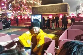 大唐不夜城网红不倒翁，这场面不亚于明星！视频封面