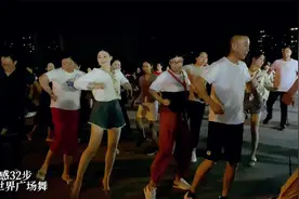 广场上多人跳这么动感十足的舞真好看，很适合群跳，收藏了学起来