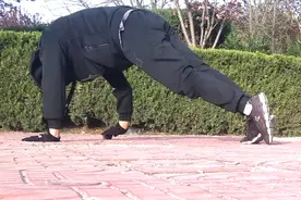 中老年人有腰痛的，这4个初级爬行运动，坚持一月会有明显效果？视频封面