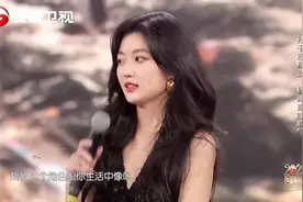 孙千身穿黑色长裙，裙摆开叉超高，大长腿太美了｜盛典