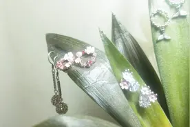 耳洞上的那股酸臭味是怎么回事？是耳钉的材质不行，还是自己身体视频封面