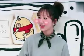 入戏太深？杨紫抢肖战碗里的面吃，肖战下意识的反应甜到发齁视频封面