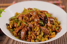 1斤鸭胗，加1把辣椒和酸豆角，简单一炒，一顿吃3碗米饭少不了视频封面