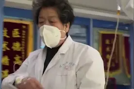 7旬老中医打着点滴还回血 仍然坚持为孩子治病针灸