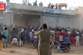 巴基斯坦一新郎在婚礼上撒钱 宾客一拥而上场面混乱视频封面