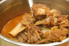 冻品哥从仓库拿十几斤牛骨，阿飞直接卤一大锅，冷天啃着真带劲