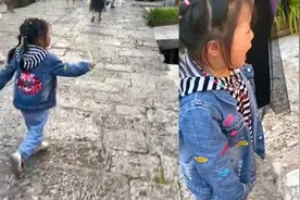 小女孩拿着玩具蛇大摇大摆走在街头 下一秒神转折 笑脸直接变哭脸视频封面