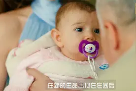 精致的女人起床后喷上一点香水！视频封面