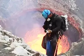 生猛！小伙活火山口吊绳下探 身后岩浆翻滚宛如炼狱之口视频封面
