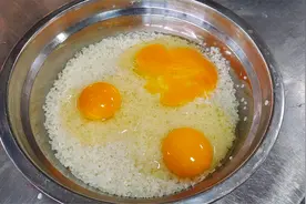 你试过煮饭往米里加鸡蛋吗？一道懒人版的美食，好吃营养丰富