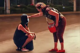 社会实验：当醉酒女生深夜独自蹲在路边，那位大哥的举动太绅士了视频封面
