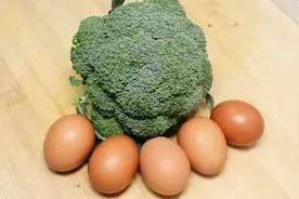 西兰花里打入5个鸡蛋，孩子太喜欢吃了，少油少调料，营养又美味视频封面