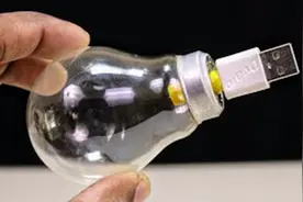 手工牛人把废旧灯泡拆开装入七彩LED灯珠，点亮后变幻效果太美了