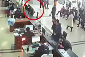 为验证8300元买的驾照是真假，男子来到车管所验真伪视频封面