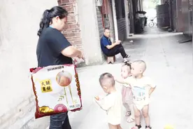 单亲妈妈带啥特产回去，孩子们围着伸手要吃，太可爱了视频封面
