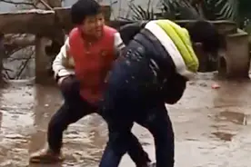 8岁萌妹变身拳击“小魔女”  组合拳打的哥哥无处招架视频封面