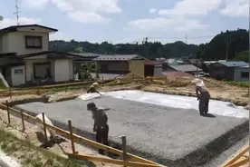 看看国外建房是怎么打地基的，方法完全不同！视频封面