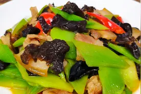 莴笋炒肉是先炒肉还是先炒莴笋？老刘教你正确做法，看完你也会！视频封面