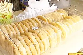 中学生多次呕吐，疑因校园周边一块饼，店面与旱厕只有一墙之隔视频封面