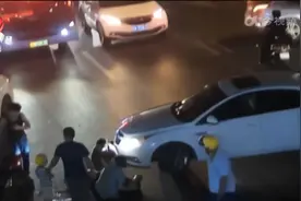 赣州：女子车祸伤及动脉血流一地 路过护士跪地15分钟及时包扎视频封面
