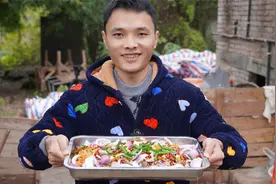 何三孃送来条大鲤鱼，超娃动手把它做成烤鱼，一家人围着吃真巴适视频封面