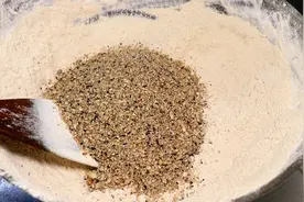 把面粉放锅里炒一炒，出锅解决了全家人的早餐，营养美味，特别香