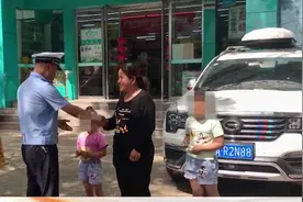 甘肃兰州：一辆电动车载三个娃 这样 “超载” 要不得视频封面