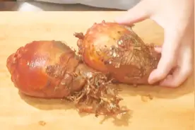 日本特产海菠萝，大厨一刀切开，里面的肉太嫩了，蘸酱生吃还不错