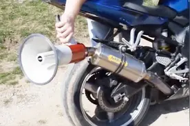 大叔为了开摩托车炸街，就在排气管上装了个扩音器，结果如何？视频封面