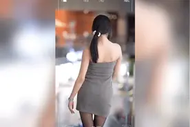 闺蜜穿着黑色包臀裙跳舞，她这也太哇塞了吧视频封面