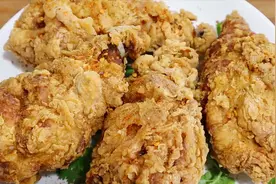 香酥炸鸡腿这样做才香，鸡肉鲜嫩多汁，外皮酥脆不夹生，好吃不腻