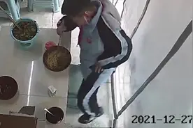 男孩刚坐下准备吃面 不料没坐稳直接后仰摔出店外视频封面
