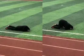 笑翻！学生因放假开心，躺操场上学“蛆”，被校长录像遭家长拒收视频封面