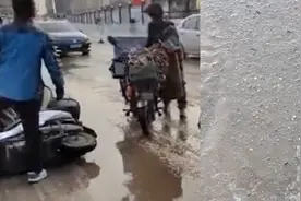 "摔那么多人还洒水！"西安洒水车零下天气中依旧作业，遭市民怒斥视频封面