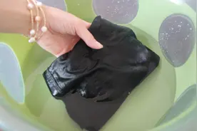 不管黑色衣服掉色多严重，学会这一招，洗完可以和新的一样视频封面