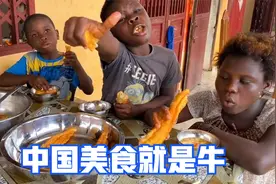 非洲人第一次吃中餐，一口气吃五根油条，直呼:中国美食太好吃了视频封面
